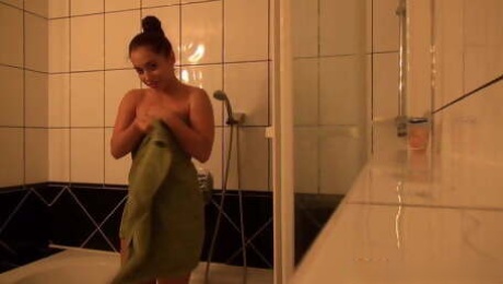 Amazing brunette lets her man record her shower