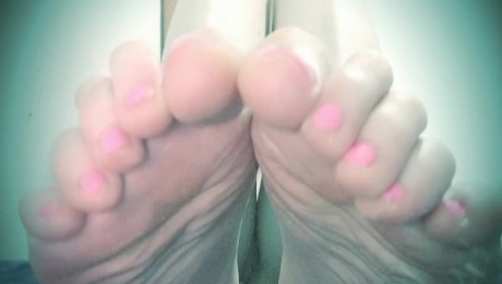 Femdom: Foot worship pink toes wrinkly soles POV!