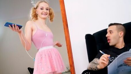 Glamour Lylyta Yung at deep throat trailer